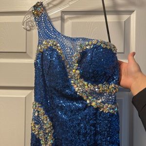 One sleeves evening gown